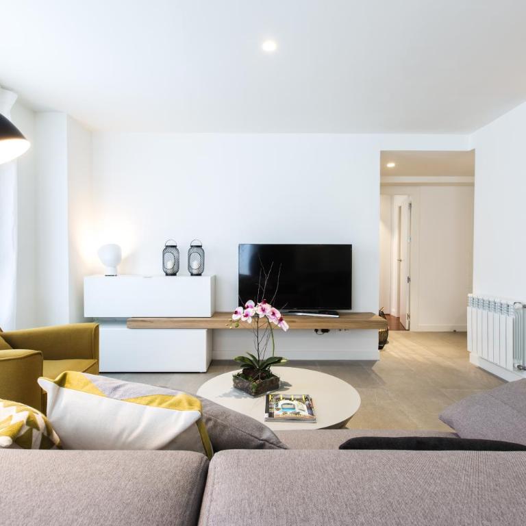 The Lucky Flats - Luceros - Three-Bedroom Apartment - 1