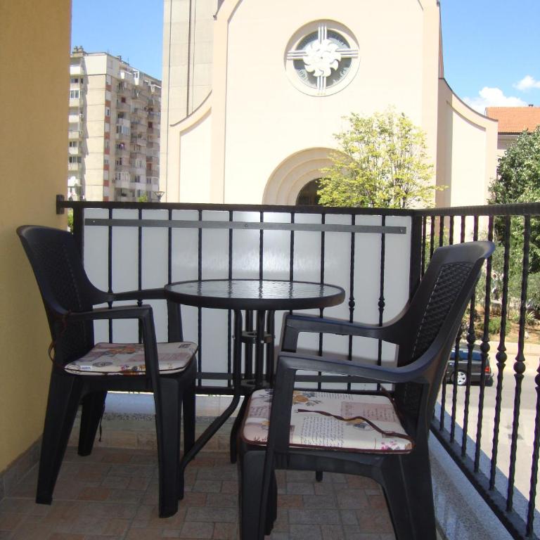 Villa Salvia - Family Room with Balcony - 1
