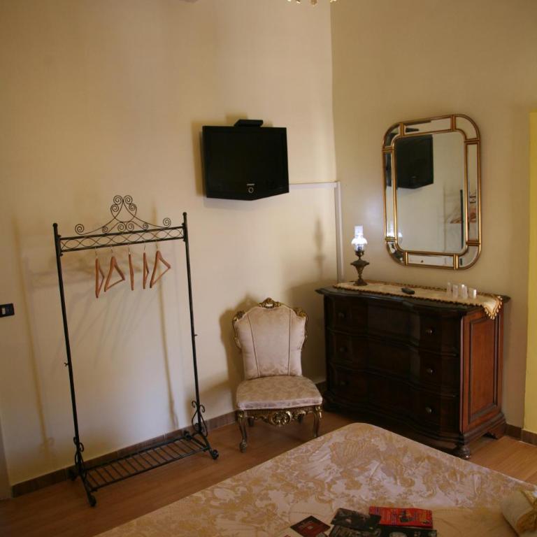 Napoli Retro - Camera Matrimoniale Standard con Bagno in Comune - 5