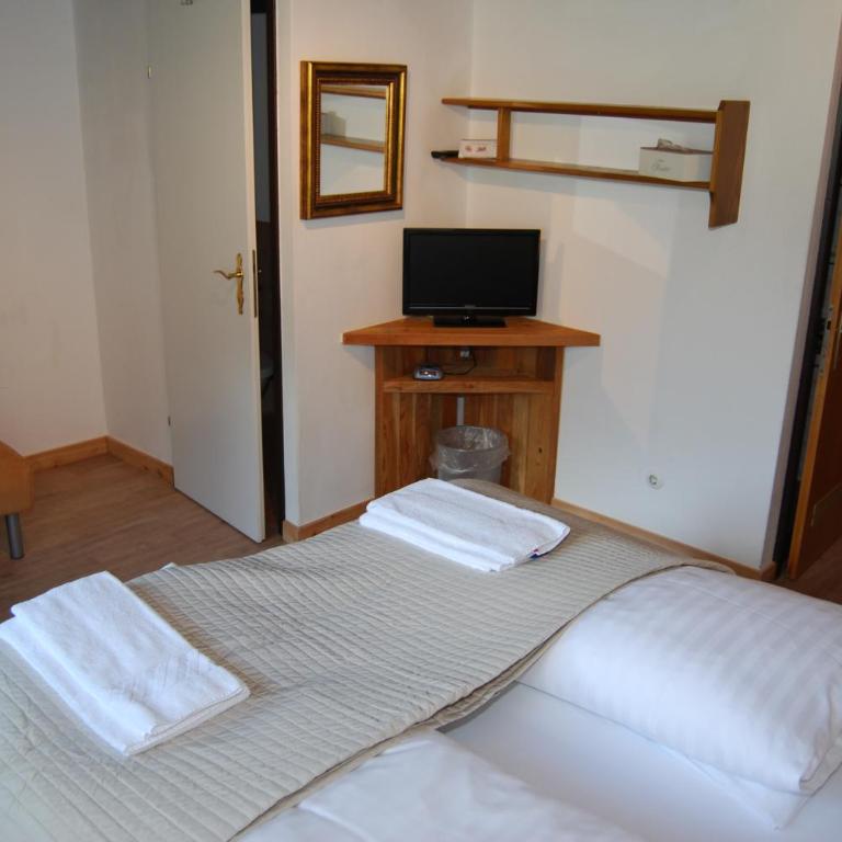 Gästehaus Pernull - Doppelzimmer mit Balkon - 8
