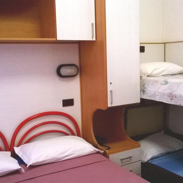 Hotel Parigi - Camera Quadrupla Economy con Bagno in Comune - 1