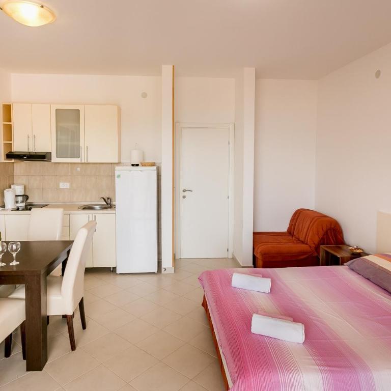 Apartments Lille - Family Studio with Balcony and Sea View - 9