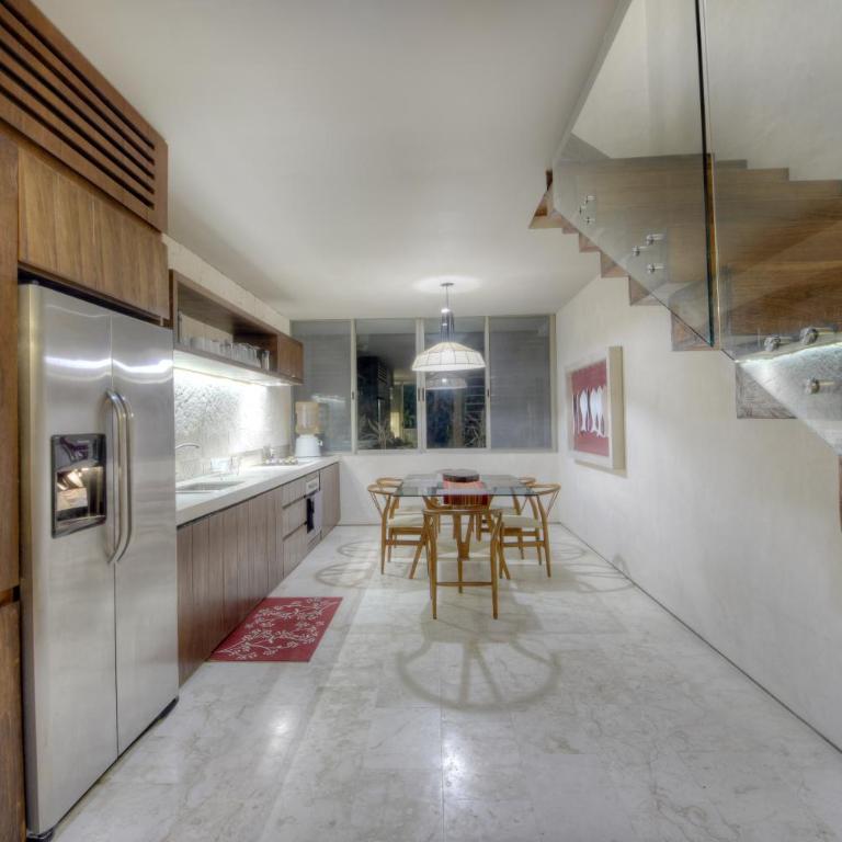 Eco-chic Design Condos Wrapped in Nature's Elements by Stella Rentals - Apartamento con balcón - 8
