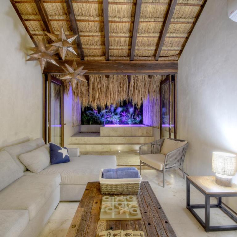 Eco-chic Design Condos Wrapped in Nature's Elements by Stella Rentals - Apartamento con balcón - 11