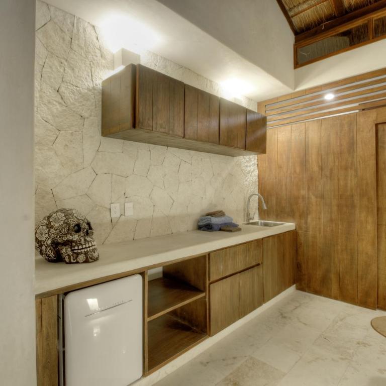 Eco-chic Design Condos Wrapped in Nature's Elements by Stella Rentals - Apartamento con balcón - 1