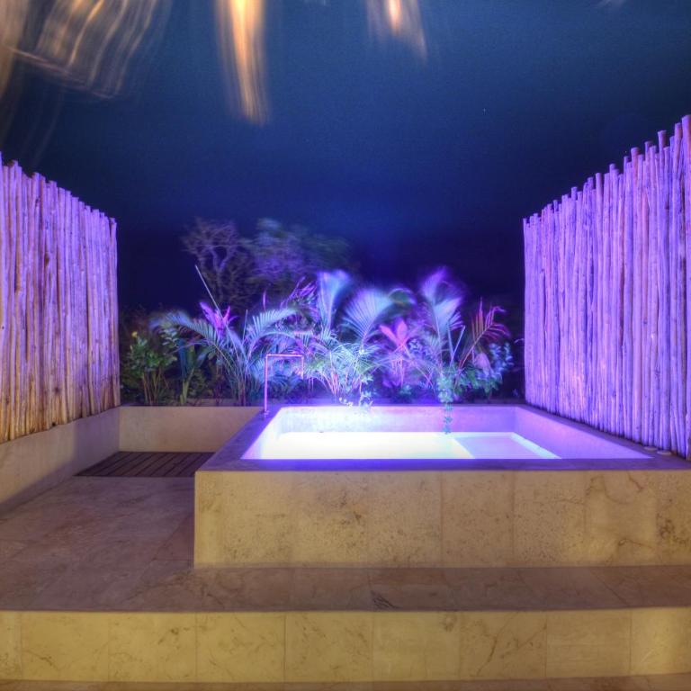 Eco-chic Design Condos Wrapped in Nature's Elements by Stella Rentals - Apartamento con balcón - 12