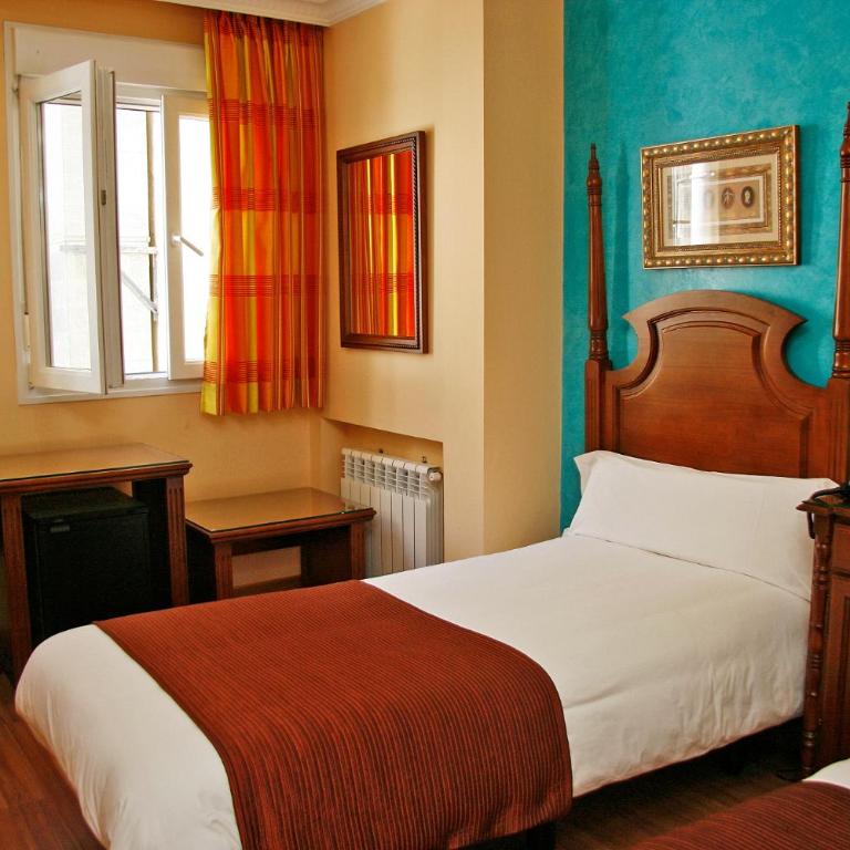 Hostal Victoria II - Double or Twin Room - 11