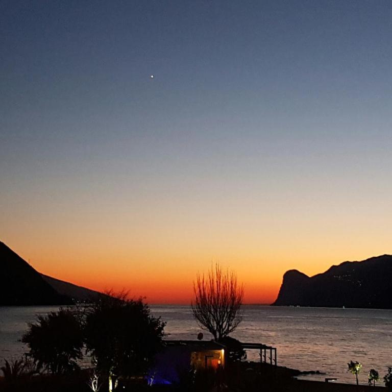 Casa Sandra Bertolini - Camera Doppia con Letti Singoli con Vista Lago - 9