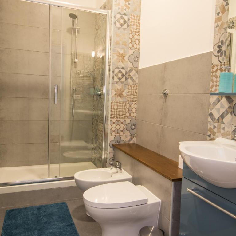 Seven Rooms Vatican - Camera Tripla Comfort con Doccia - 17