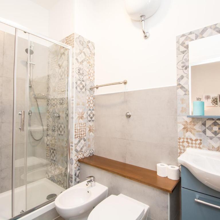 Seven Rooms Vatican - Camera Tripla Comfort con Doccia - 11