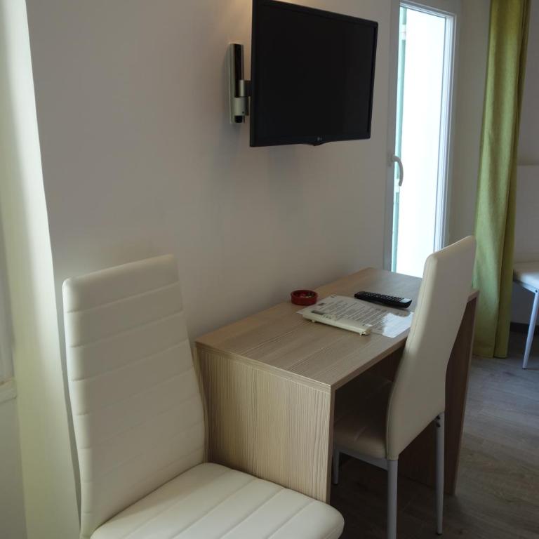 Hotel le Préjoly - Chambre Triple Supérieure avec Terrasse - 23