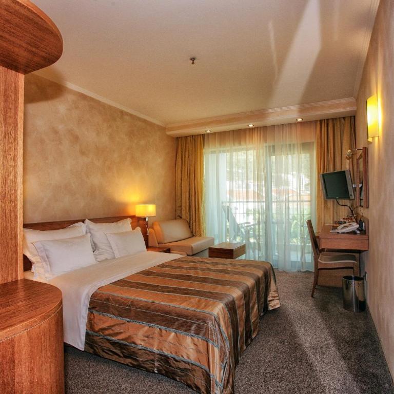 Monte Casa SPA & Wellness - Standard Double Room with Pool View - 1