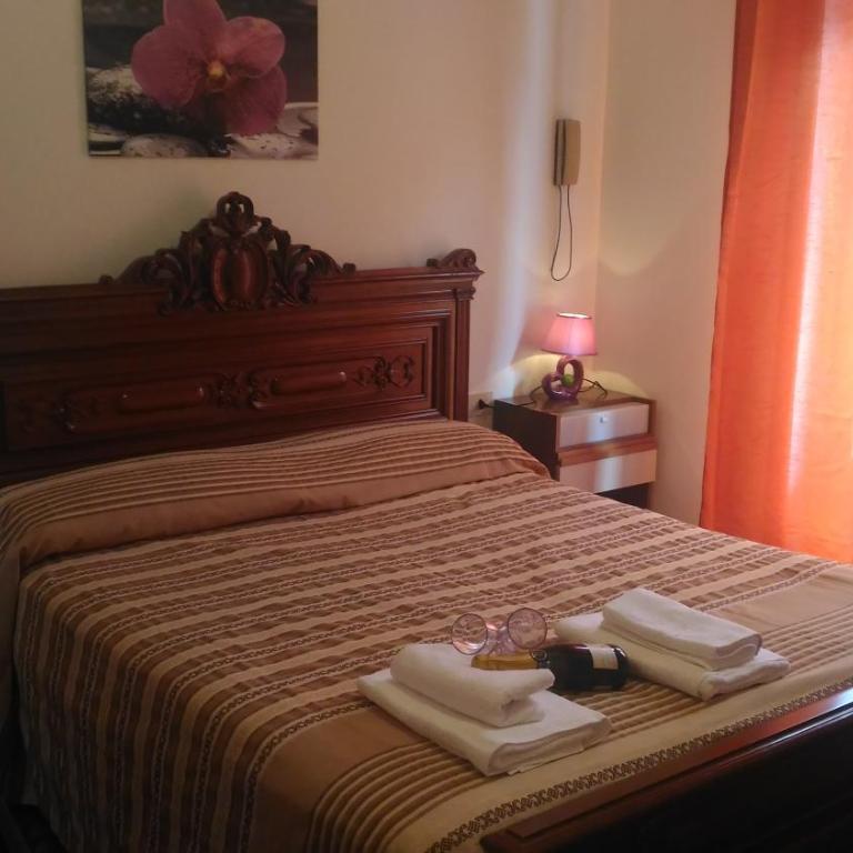 Hotel California - Double or Twin Room with Private Bathroom - 5