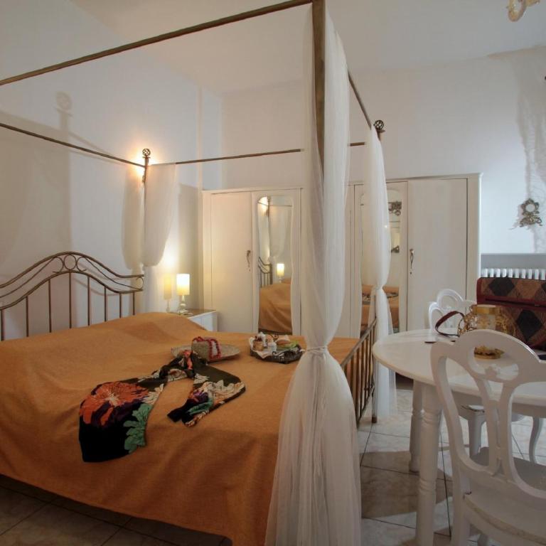 ZO. NE. Baroque B&B - Ampia Camera Matrimoniale - 8