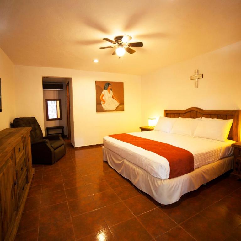 Hotel Holly - Standard King Room - 4