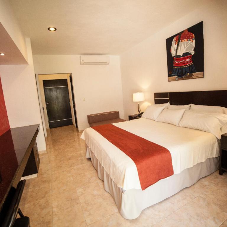 Hotel Holly - Superior King Room With Fridge - 4