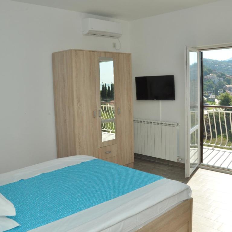 Apartments La Dolce Vita - Apartment with Balcony - 3