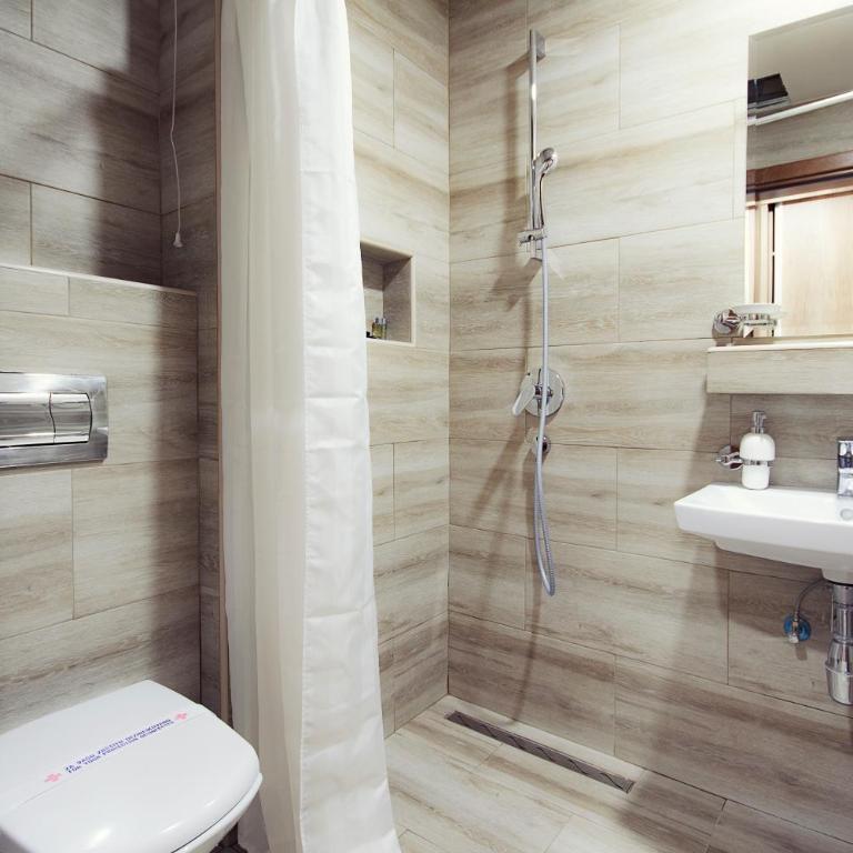 Guesthouse Junior - Deluxe Double or Twin Room - 4