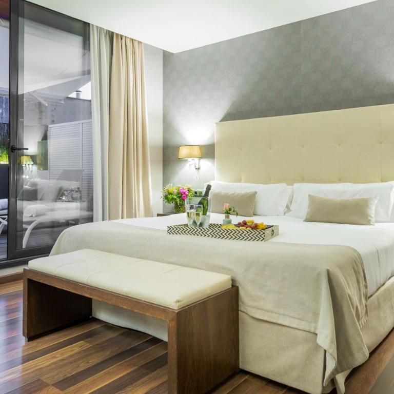 Aparthotel Mariano Cubi Barcelona - Junior Suite with Terrace and Jacuzzi - 3