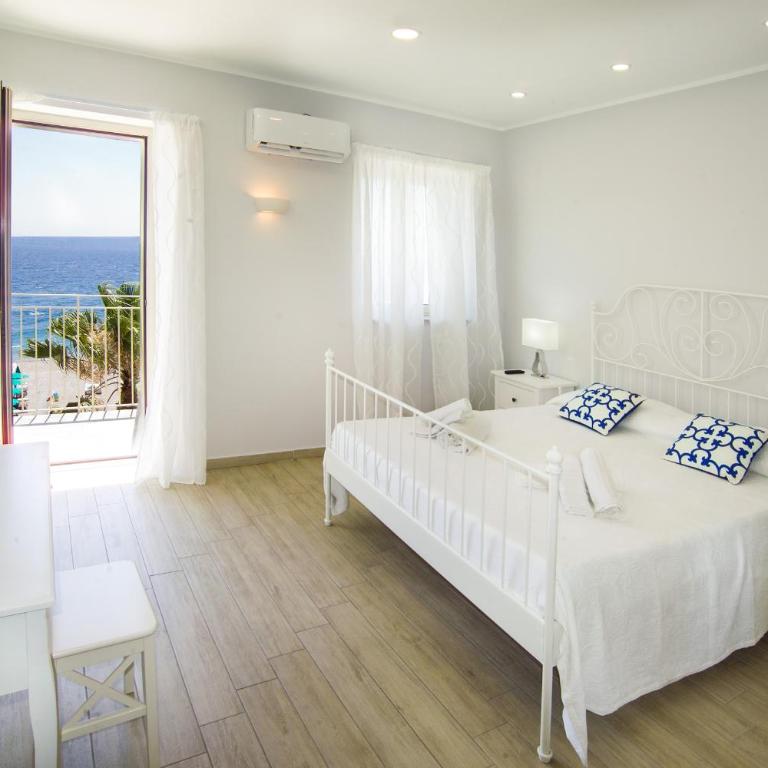 Ciao Ciao Rooms - Camera Matrimoniale Deluxe con Balcone e Vista Mare - 1