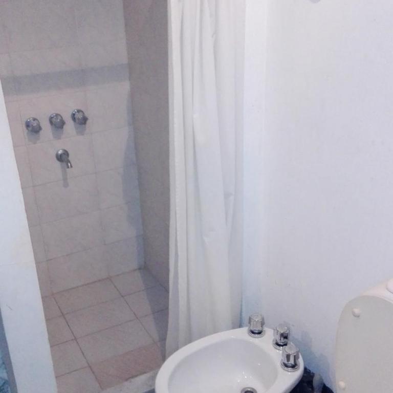 Casa de Familia - Solo Para Mujeres *Woman ONLY* - Habitación Doble con baño compartido - 2 camas - 18