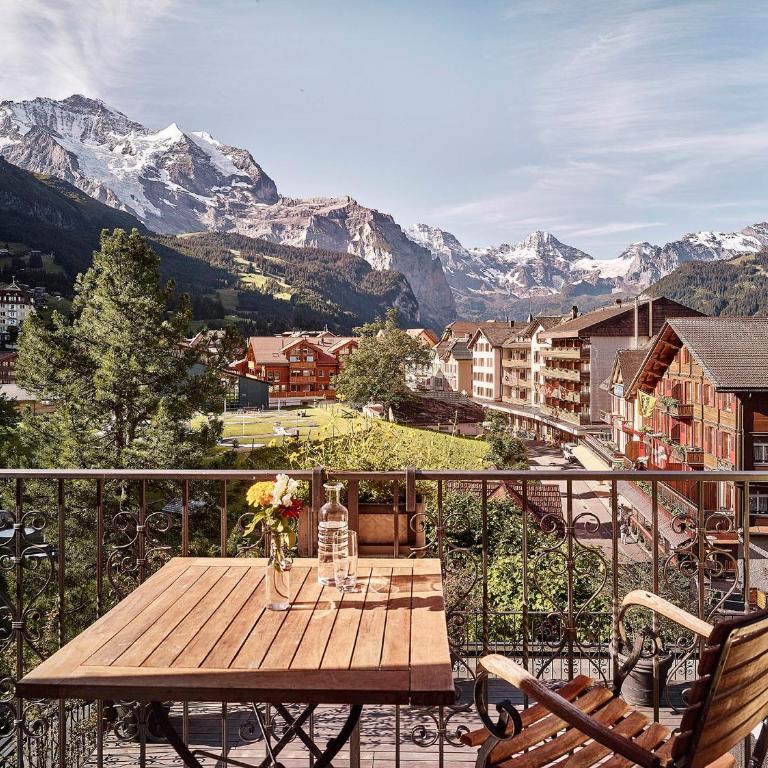 Hotel Schönegg - Deluxe Einzelzimmer mit Queensize-Bett und Bergblick - 2
