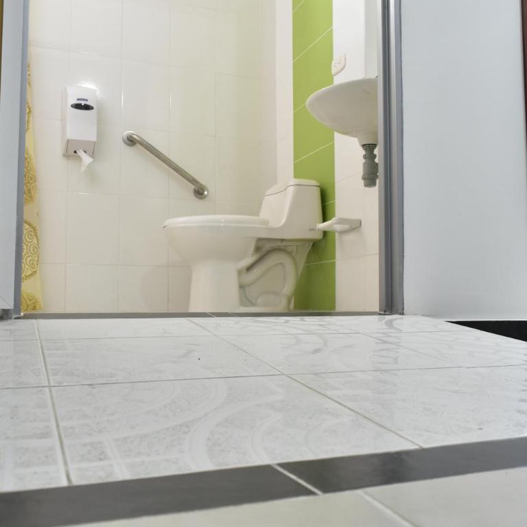 Hotel El Principe Sede Campestre - Habitación con cama extragrande y ducha a ras de suelo - Adaptada para personas con movilidad reducida - 1