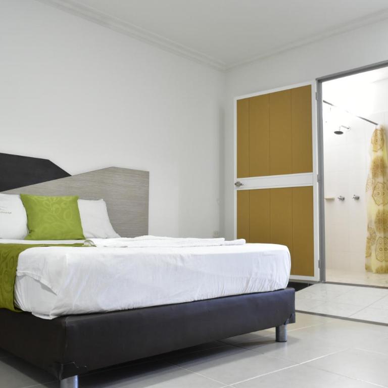 Hotel El Principe Sede Campestre - Habitación con cama extragrande y ducha a ras de suelo - Adaptada para personas con movilidad reducida - 2