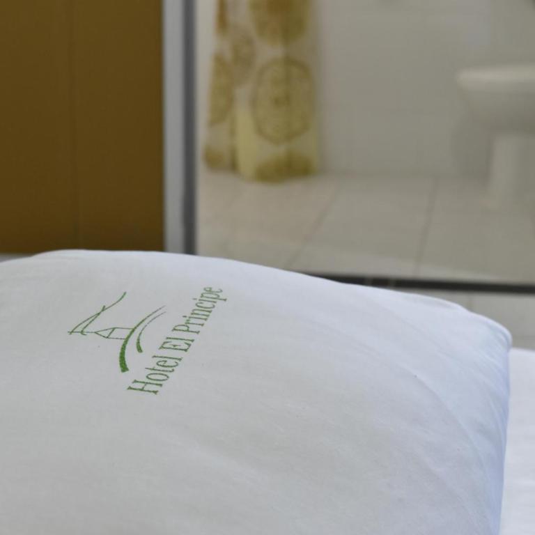 Hotel El Principe Sede Campestre - Habitación con cama extragrande y ducha a ras de suelo - Adaptada para personas con movilidad reducida - 3