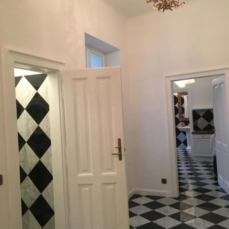 Sarah's Altstadt Oase Salzburg - Großes Doppelzimmer mit Flussblick und separatem Badezimmer - 10