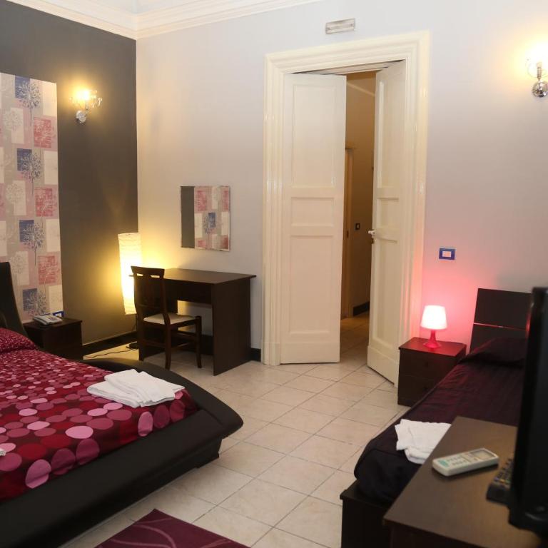 Hotel Sangiuliano 132 centro storico Catania - Deluxe Quadruple Room with Balcony - 11