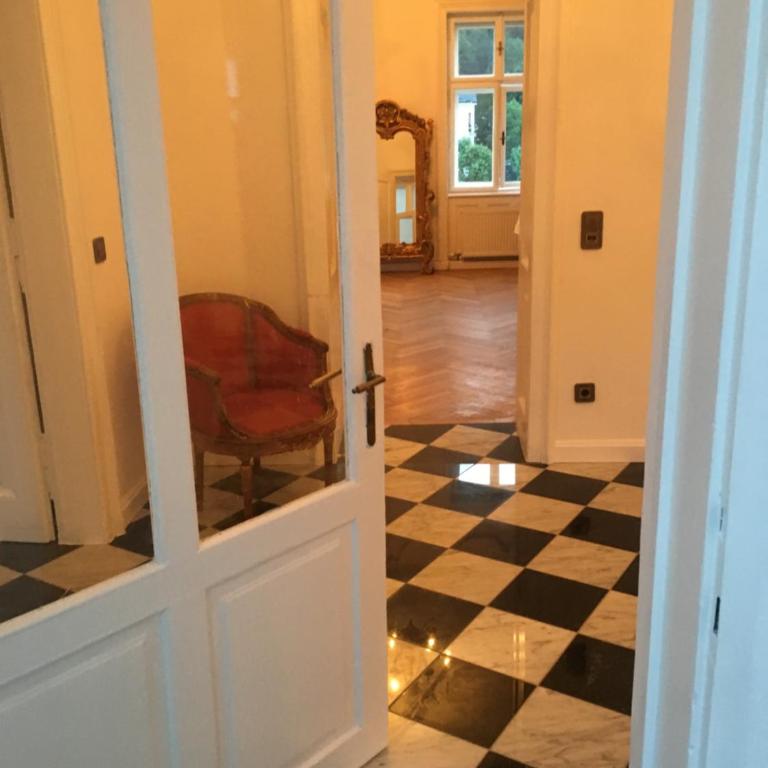 Sarah's Altstadt Oase Salzburg - Großes Doppelzimmer mit Flussblick und separatem Badezimmer - 9