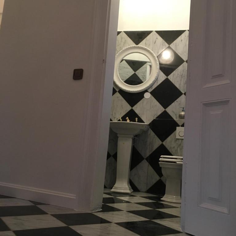 Sarah's Altstadt Oase Salzburg - Großes Doppelzimmer mit Flussblick und separatem Badezimmer - 8