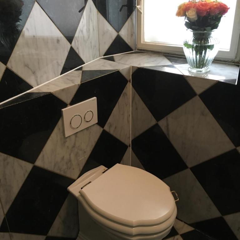 Sarah's Altstadt Oase Salzburg - Großes Doppelzimmer mit Flussblick und separatem Badezimmer - 7