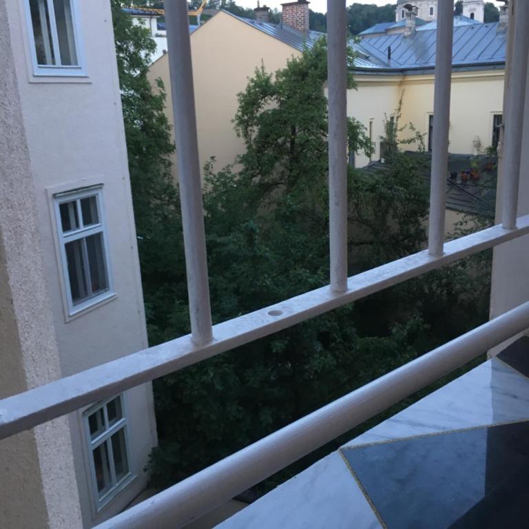Sarah's Altstadt Oase Salzburg - Großes Doppelzimmer mit Flussblick und separatem Badezimmer - 5