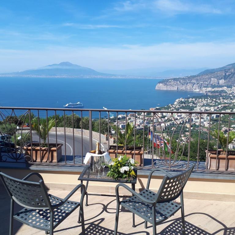 Hotel La Vue d'Or - Deluxe Double Room with Terrace and Sea View - 2
