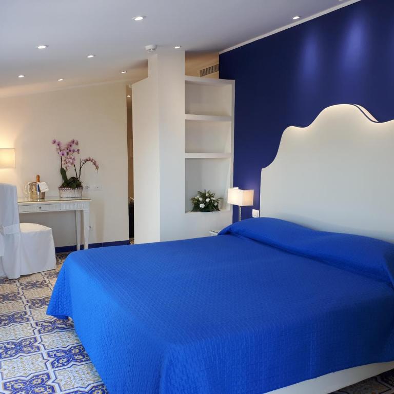 Hotel La Vue d'Or - Deluxe Double Room with Sea View - 2