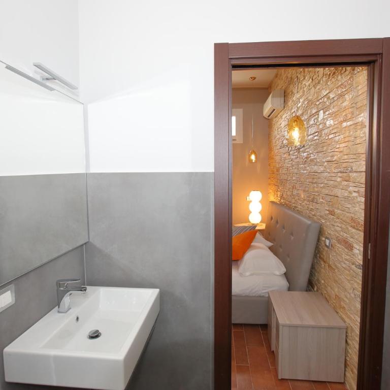 Charme Rooms - Camera Matrimoniale con Bagno Privato - 3