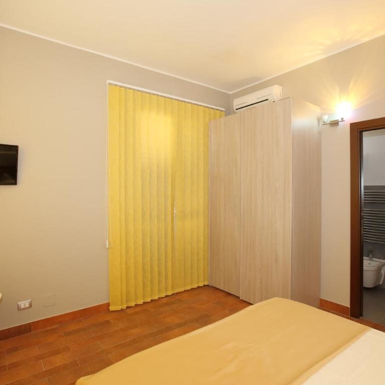 Charme Rooms - Camera Tripla Deluxe con Vista Mare - 8