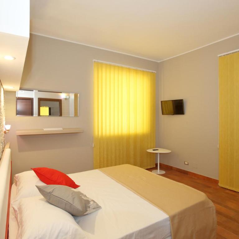 Charme Rooms - Camera Tripla Deluxe con Vista Mare - 11