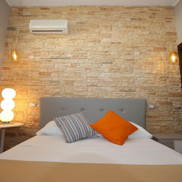 Charme Rooms - Camera Matrimoniale con Bagno Privato - 4