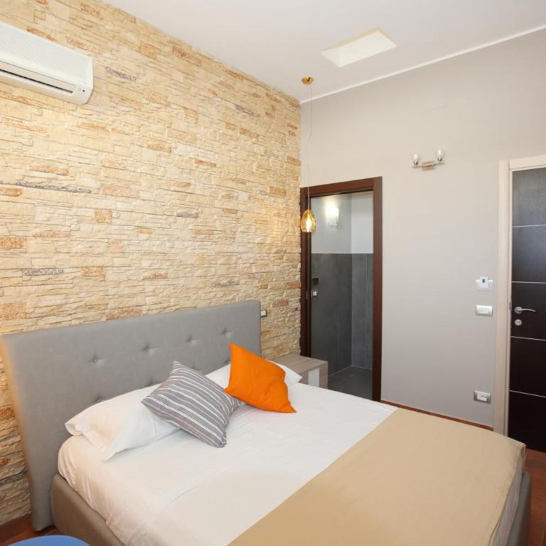 Charme Rooms - Camera Matrimoniale con Bagno Privato - 2