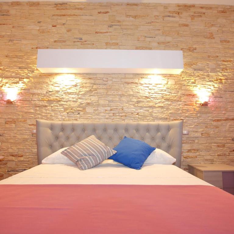 Charme Rooms - Camera Matrimoniale Deluxe con 1 Letto Supplementare - 2