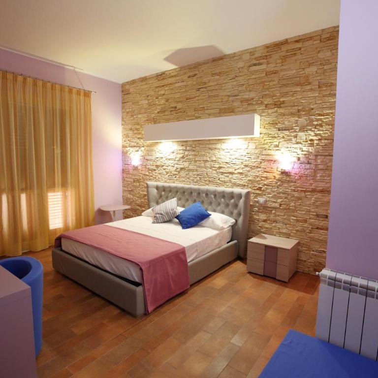 Charme Rooms - Camera Matrimoniale Deluxe con 1 Letto Supplementare - 3