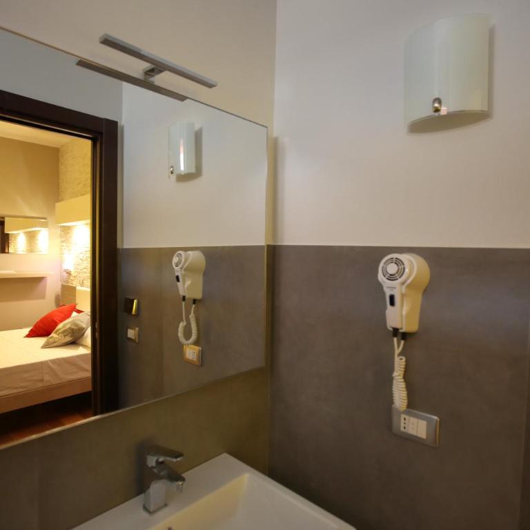 Charme Rooms - Camera Tripla Deluxe con Vista Mare - 3