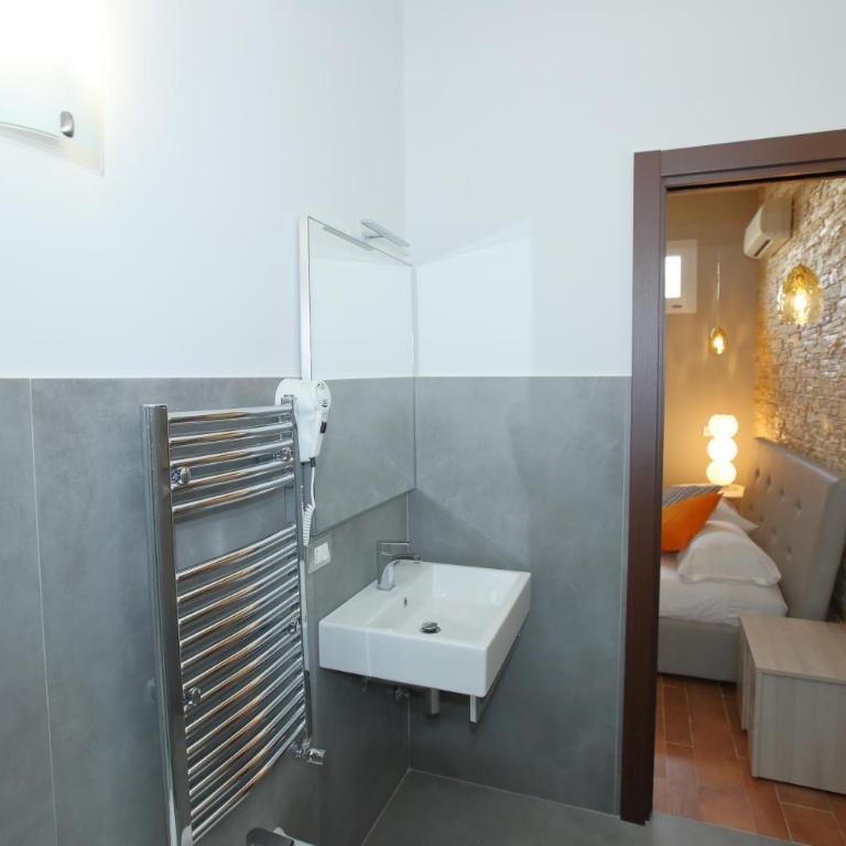 Charme Rooms - Camera Matrimoniale con Bagno Privato - 5