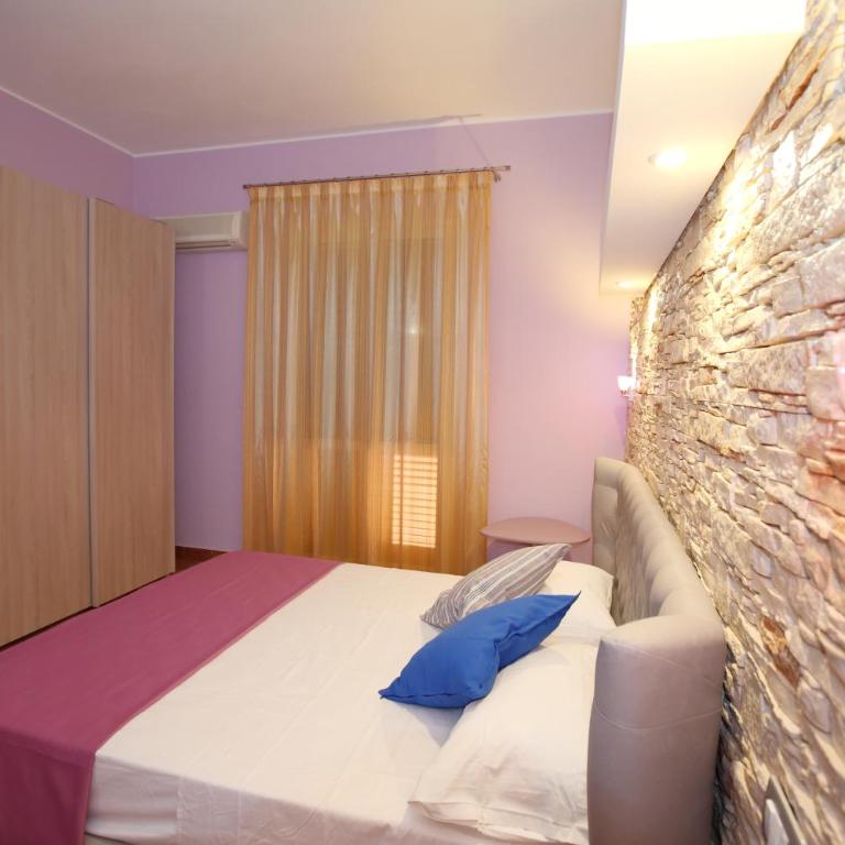 Charme Rooms - Camera Matrimoniale Deluxe con 1 Letto Supplementare - 8