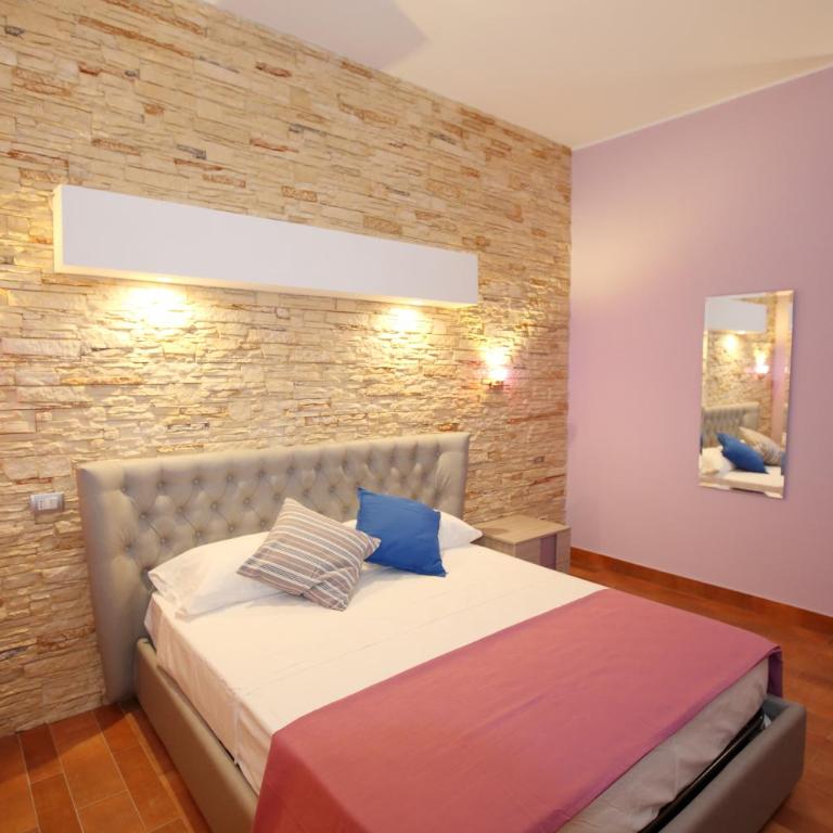 Charme Rooms - Camera Matrimoniale Deluxe con 1 Letto Supplementare - 7