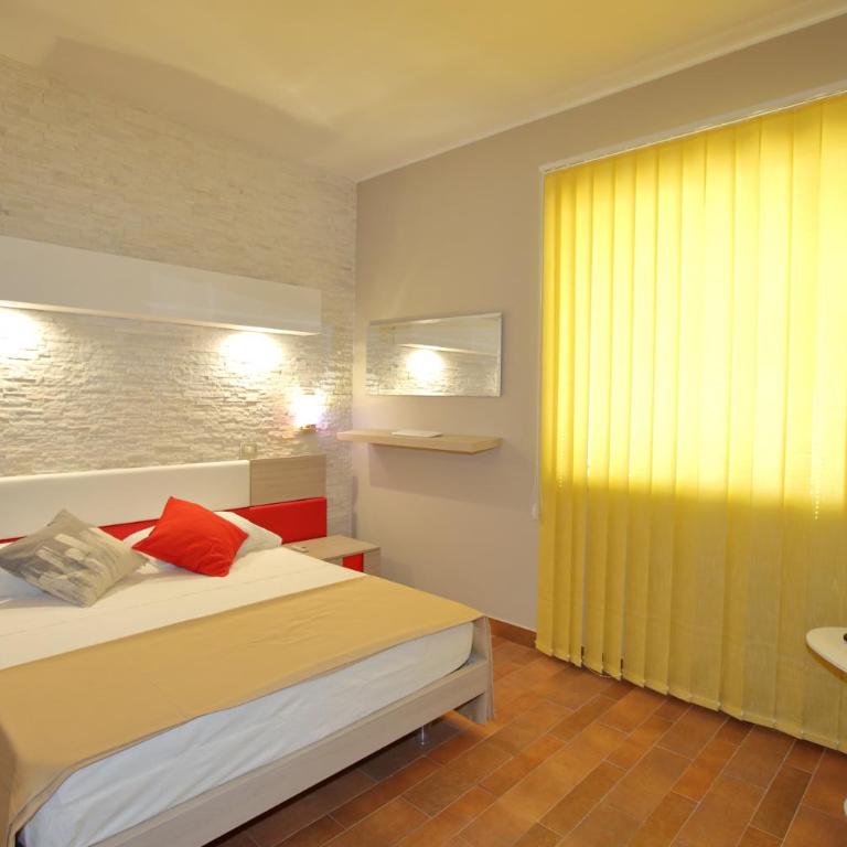 Charme Rooms - Camera Tripla Deluxe con Vista Mare - 9