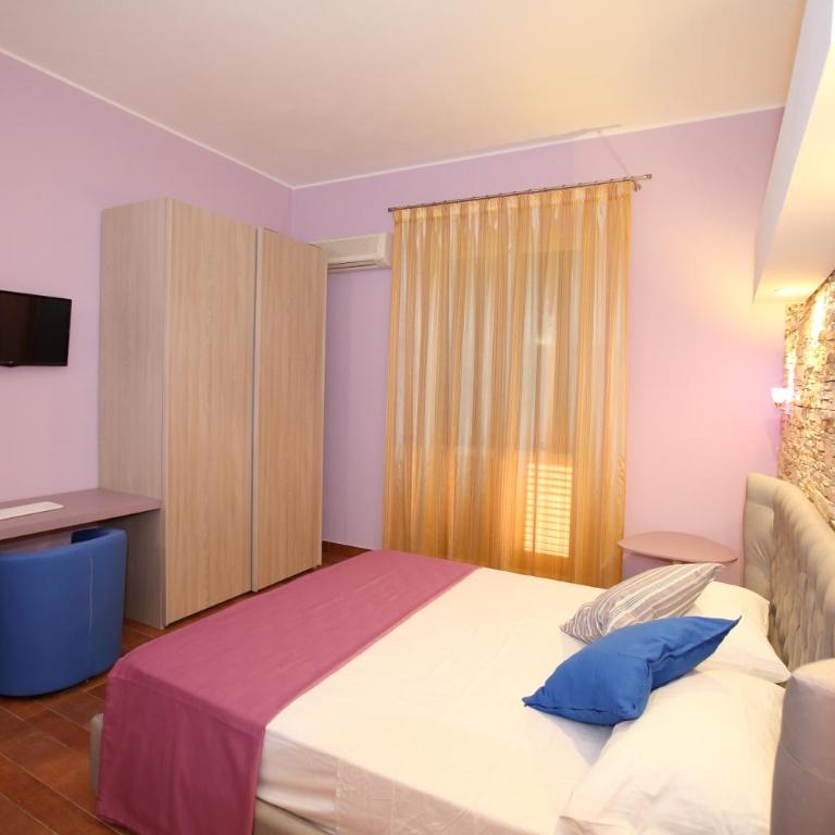 Charme Rooms - Camera Matrimoniale Deluxe con 1 Letto Supplementare - 1